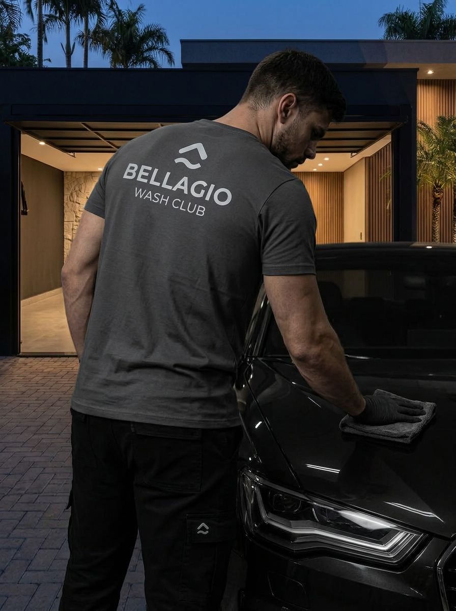Especialista Bellagio Wash Club cuidando da pintura de um carro